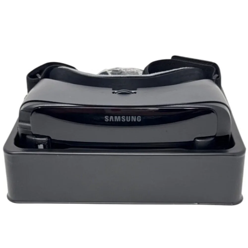 Samsung Gear VR with Controller Powered by Oculus Immersive 360° Experience